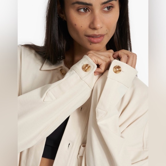 NWOT Vuori Women’s Mackenzie Shirt Jacket in Natural M/L - Picture 9 of 13
